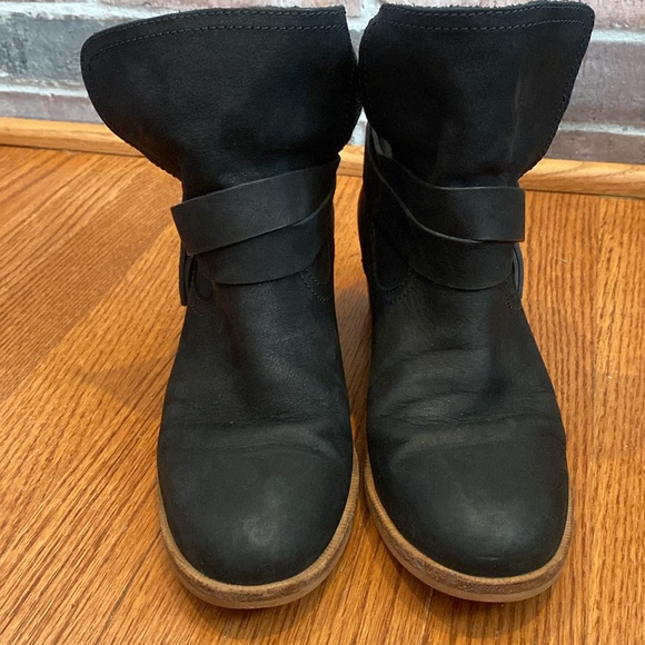 UGG Women's Elora Black Wrapped Leather Fashion Ankle Boots 1019148 6.5 - Picture 2 of 13